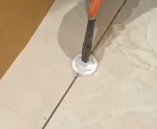 泰宁瓷砖空鼓维修公司专业解答瓷砖在铺贴过程中，如果没有涂抹均匀到位的粘结材料（如水泥砂浆或瓷砖胶），可能会导致以下问题
