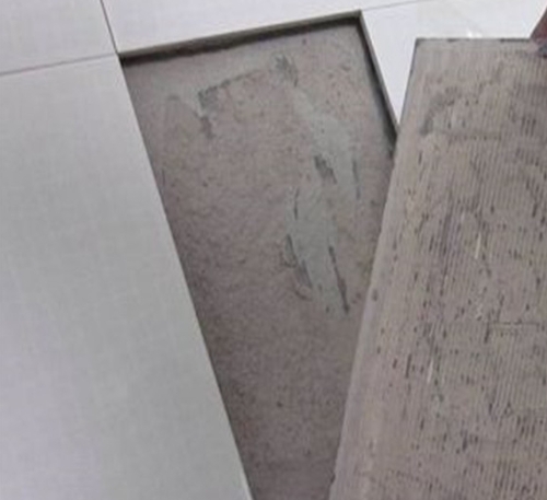 泰宁瓷砖空鼓维修公司分享瓷砖铺贴时如果打浆（即涂抹在瓷砖背面和基层上的砂浆或瓷砖胶）过少，会带来以下问题